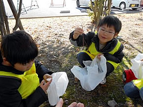 中部公園でクラフト材料集めの様子1