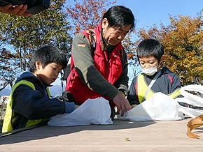 中部公園でクラフト材料集めの様子2