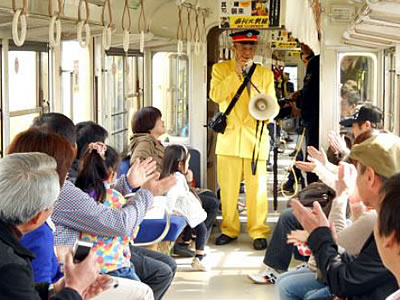 立川真司さんによる北勢線お笑い電車の様子1