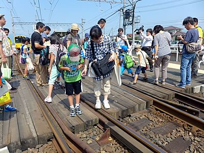 北勢線の線路幅を確認の様子