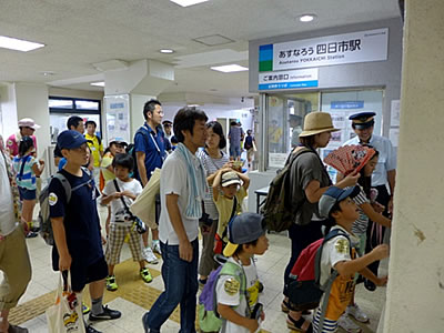 四日市あすなろう鉄道切符購入体験の様子