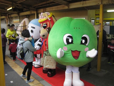 西桑名駅にてご当地キャラがお出迎え