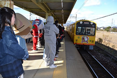 東員駅にサンタ電車到着