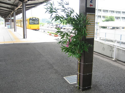 阿下喜駅の笹飾り