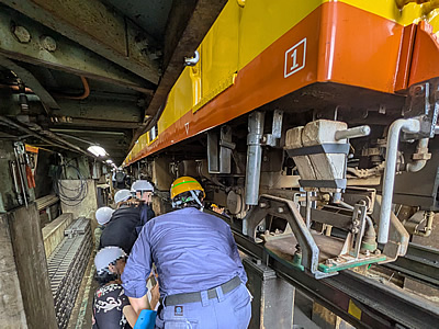 車両床下見学